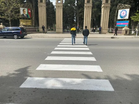 Polis Ağsuda piyadaları və sürücüləri cərimələdi