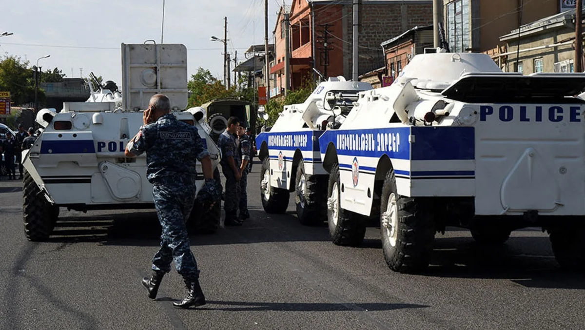 ​KİV: İrəvanda silahlı dəstənin ələ keçirdiyi polis bölməsinin azad edilməsi üzrə əməliyyat başlanıb