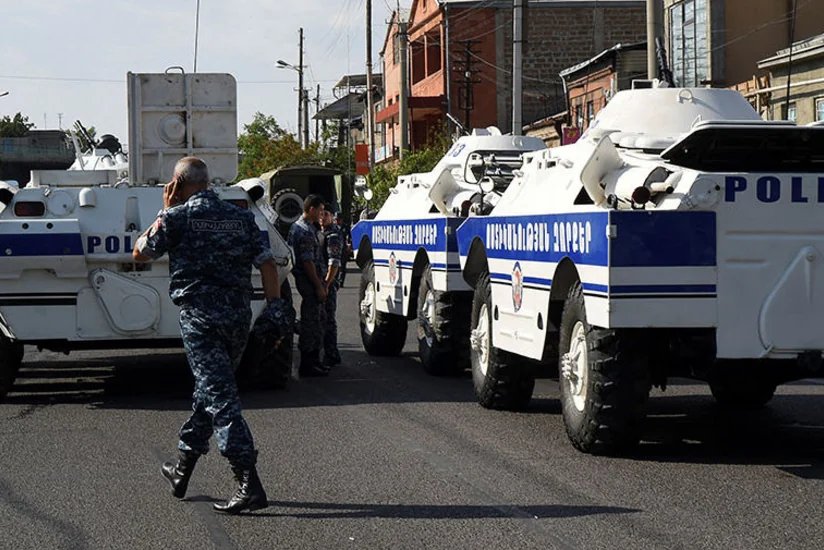 ​KİV: İrəvanda silahlı dəstənin ələ keçirdiyi polis bölməsinin azad edilməsi üzrə əməliyyat başlanıb
