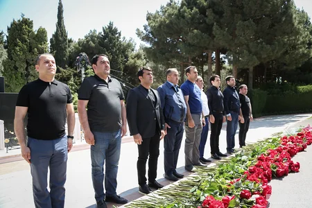 Azərbaycan xalqı ümummilli lider Heydər Əliyevi ehtiramla anır - FOTOREPORTAJ