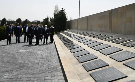 Rusiya Baş prokuroru Fəxri xiyabanı ziyarət edib