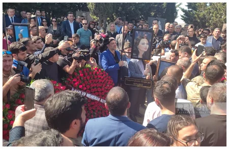 Prezident və birinci xanım deputat Qənirə Paşayevanın məzarına əklil göndərib