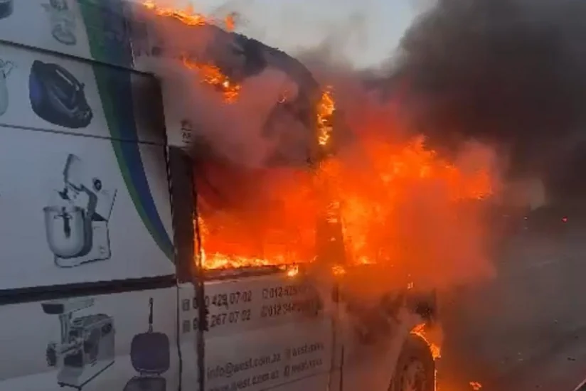 На внешней кольцевой дороге в Ясамале сгорел грузовой автомобиль