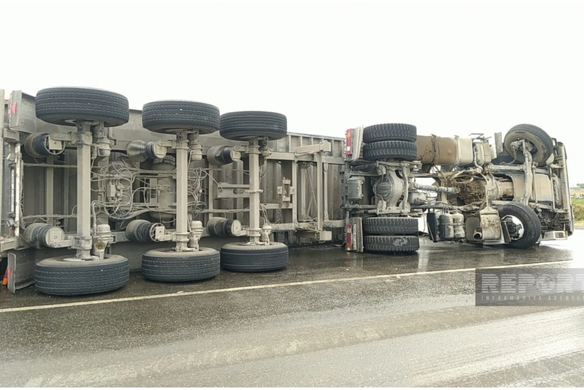 Biləsuvarda yük avtomobili aşıb, xəsarət alan var