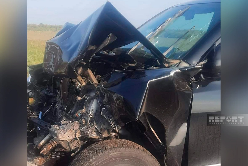 Cəlilabadda fəhlələri daşıyan mikroavtobus qəzaya düşüb 