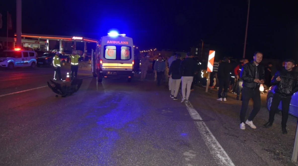 Türkiyədə qəzaya uğrayan avtomobillər piyadalara çırpılıb, yaralananlar var