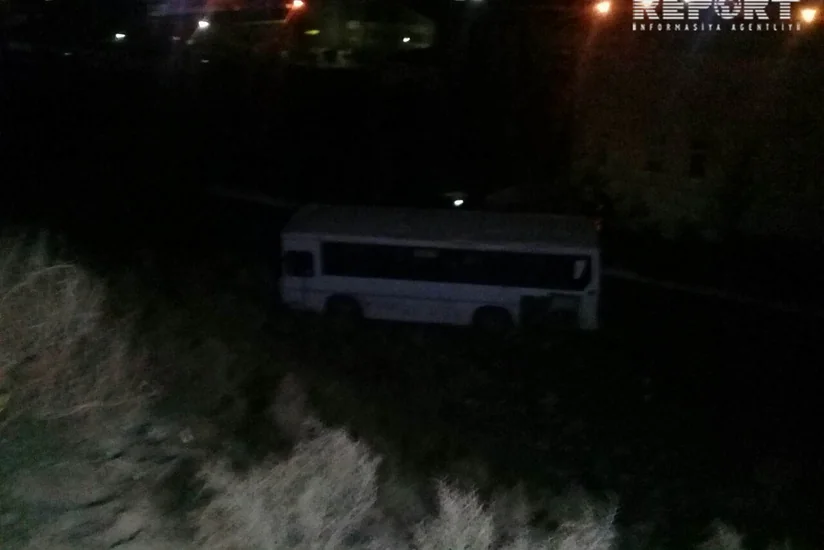 Paytaxtda sərnişin avtobusunun dərəyə aşması nəticəsində yaralananların adları məlum olub - FOTO - SİYAHI - YENİLƏNİB