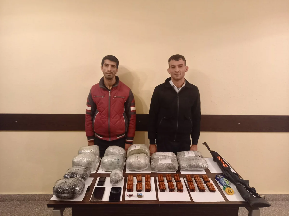 İranla sərhəddə 2 qaçaqmalçı saxlanılıb, silah və narkotik aşkarlanıb