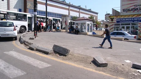 Bakının küçələrinin birində səki yararsız hala salınıb - FOTO