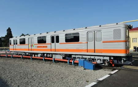 Prezident İlham Əliyev paytaxta gətirilən yeni metro qatarlarında yaradılan şəraitlə tanış olub