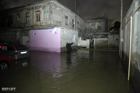 Bakıda borunun partlaması nəticəsində 30-a yaxın ev su altında qalıb, sakinlər təxliyyə ediliblər - VİDEO - YENİLƏNİB