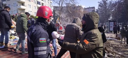 Азербайджанский спасатель: Будем рядом с Турцией до последнего