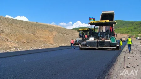 Laçın şəhərindən yan keçən yeni avtomobil yolunun asfaltlanmasına başlanılıb