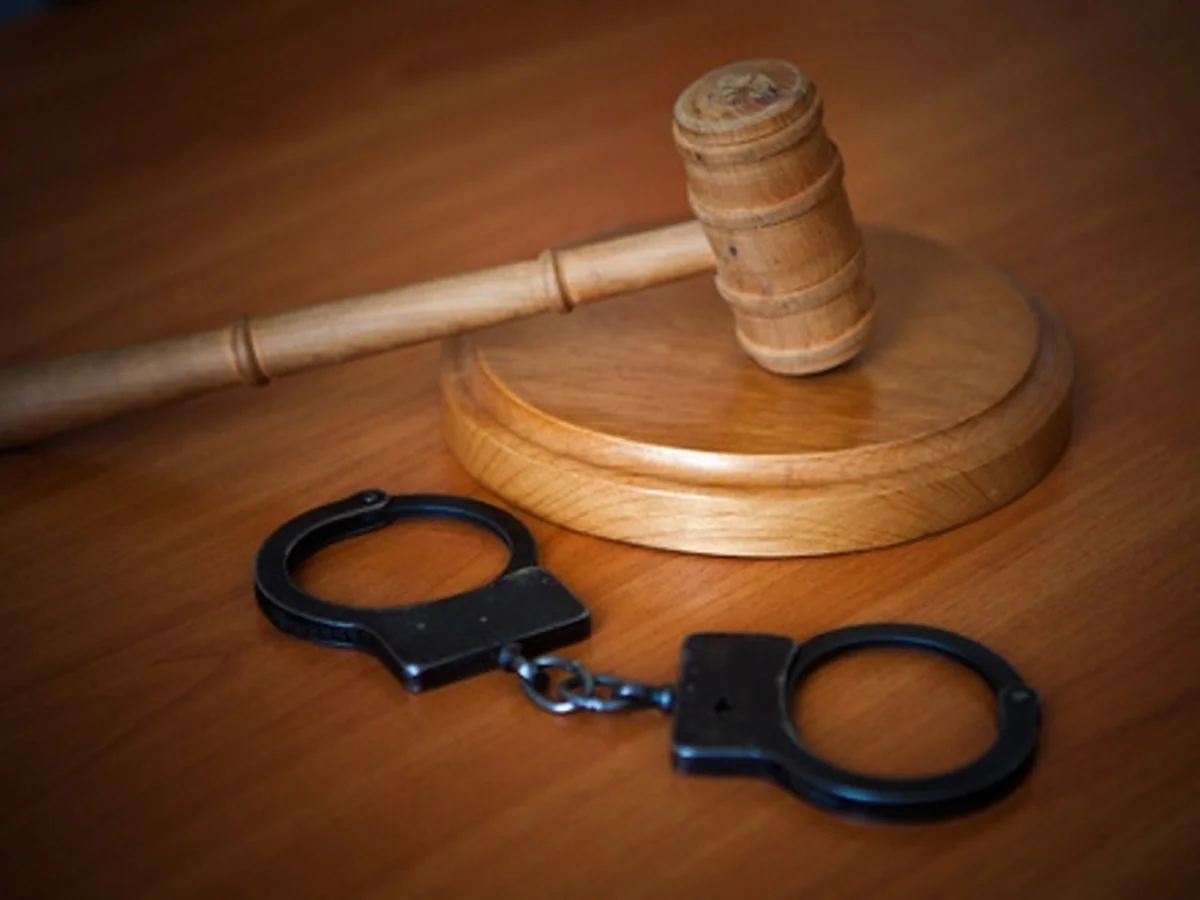 Bakıda aptek sahibi məhkəmə zalında həbs edilib