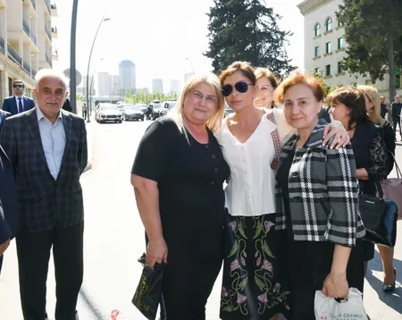 Prezident və birinci xanım “Sovetski”də vətəndaşların problemləri ilə tanış olublar - FOTO