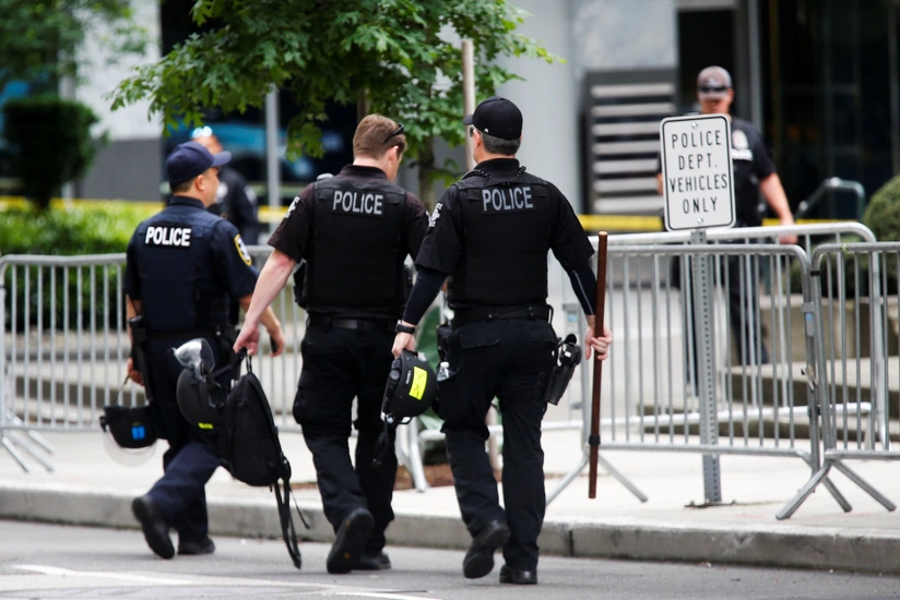 ABŞ-da polis əməkdaşı və daha bir nəfər güllələnib