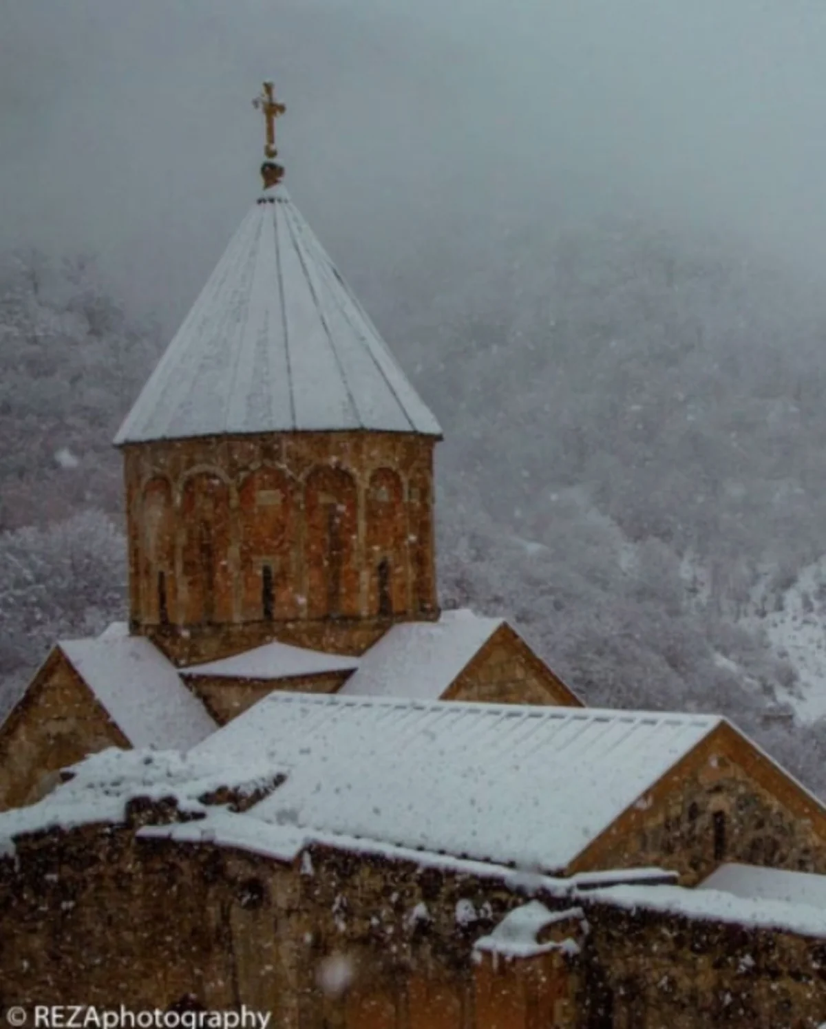 Reza Deqati Xudavəng monastırının fotolarını paylaşıb