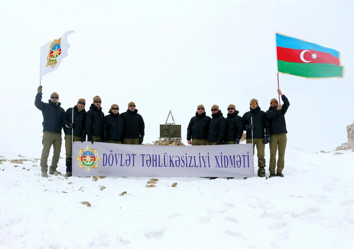DTX-nin əməkdaşları “Heydər zirvəsi”nə yürüş təşkil ediblər