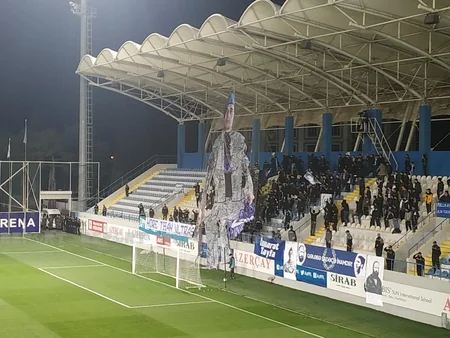 Qarabağ fanatları Neftçi ilə oyunda şəhid azarkeşin nəhəng pankartını qaldırıb