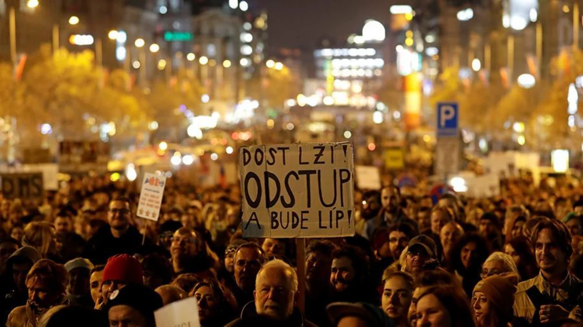 Более 2 тыс. человек вышли на митинг за отставку премьера Чехии в Праге