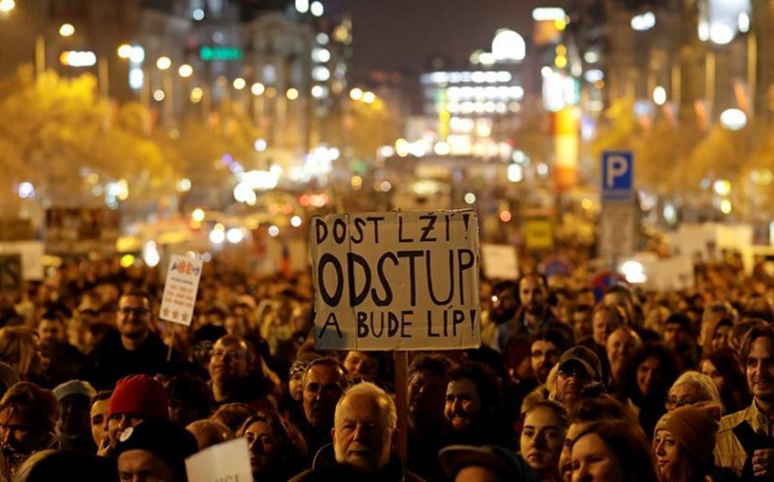 Çexiyada minlərlə insan baş nazirin istefası tələbi ilə aksiya keçirib