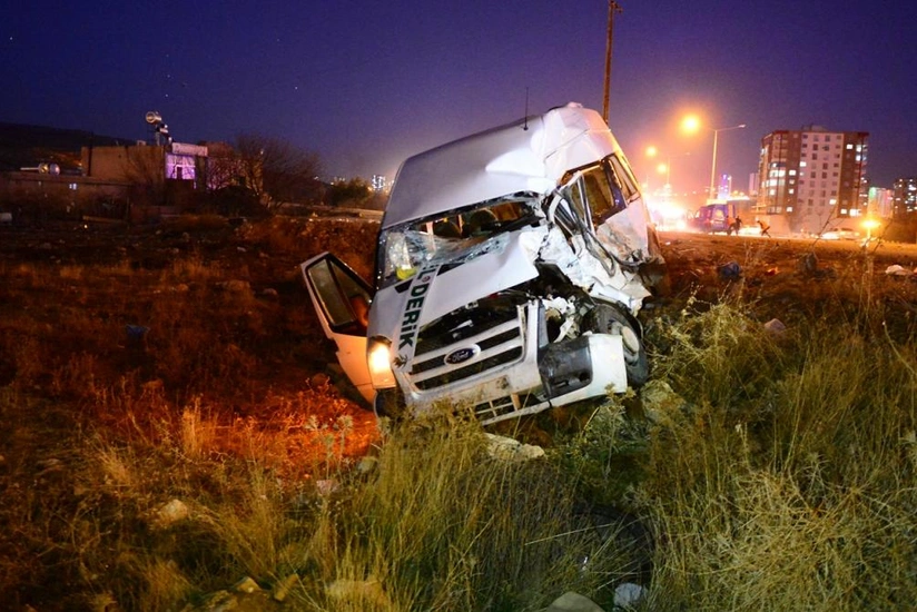 Türkiyədə mikroavtobus qəzaya uğrayıb, yaralananlar var