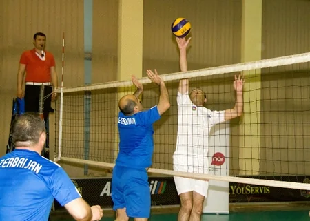 Bakı 2015ə dəstək məqsədilə jurnalistlər arasında voleybol matçı keçirilib