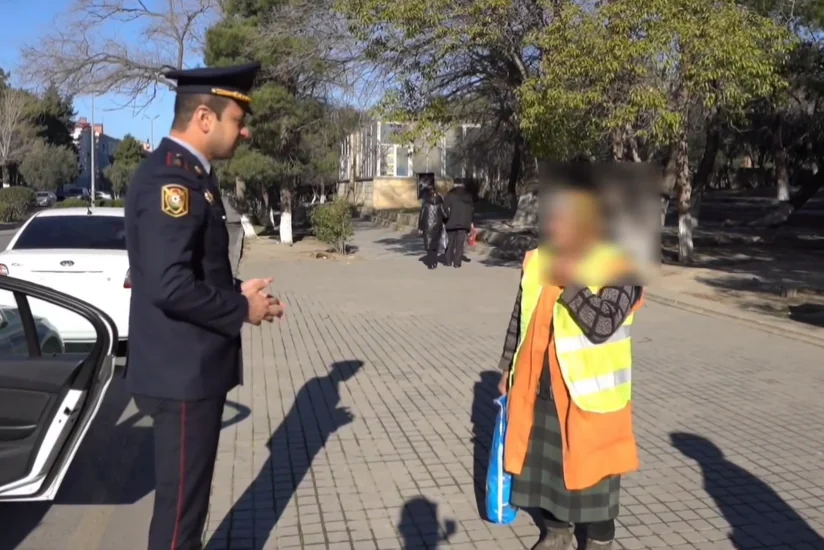 DYP təmizlik işçilərinə işıqqaytaran jiletlər verib