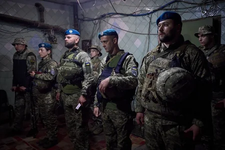 Zelenskyy arrives at front line, presents awards to Marines