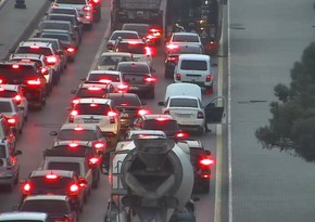 Nasaz nəqliyyat vasitəsi Tbilisi prospektində sıxlıq yaradıb