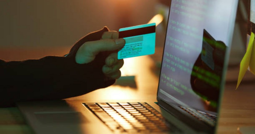 Həftəsonu vətəndaşların bank kartlarından 13 min manatdan çox pul oğurlanıb