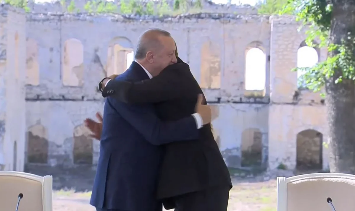 Ərdoğana “Zəfər” adlı Qarabağ atı və “Xarıbülbül” kompozisiyası hədiyyə edilib