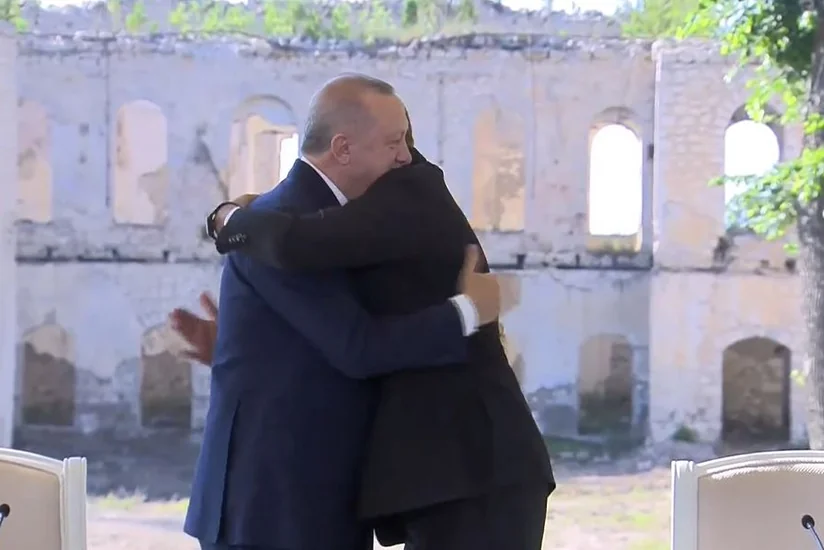 Ərdoğana “Zəfər” adlı Qarabağ atı və “Xarıbülbül” kompozisiyası hədiyyə edilib