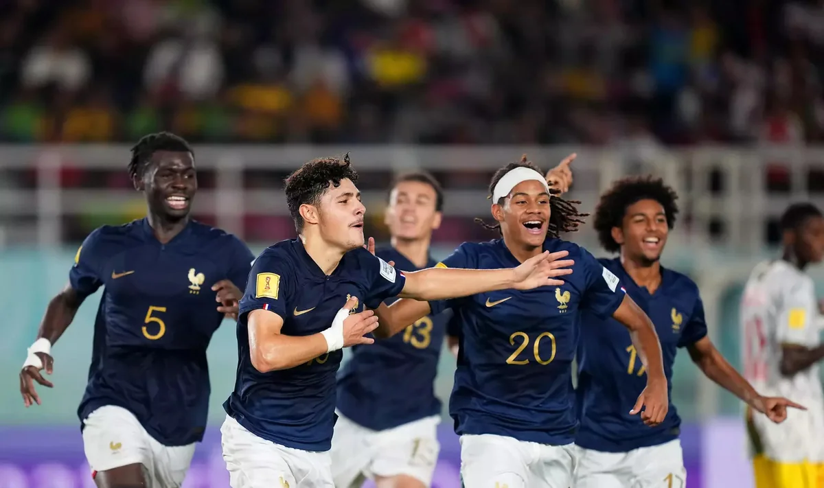 17 yaşadək futbolçular arasında dünya çempionatında finalçılar müəyyənləşib