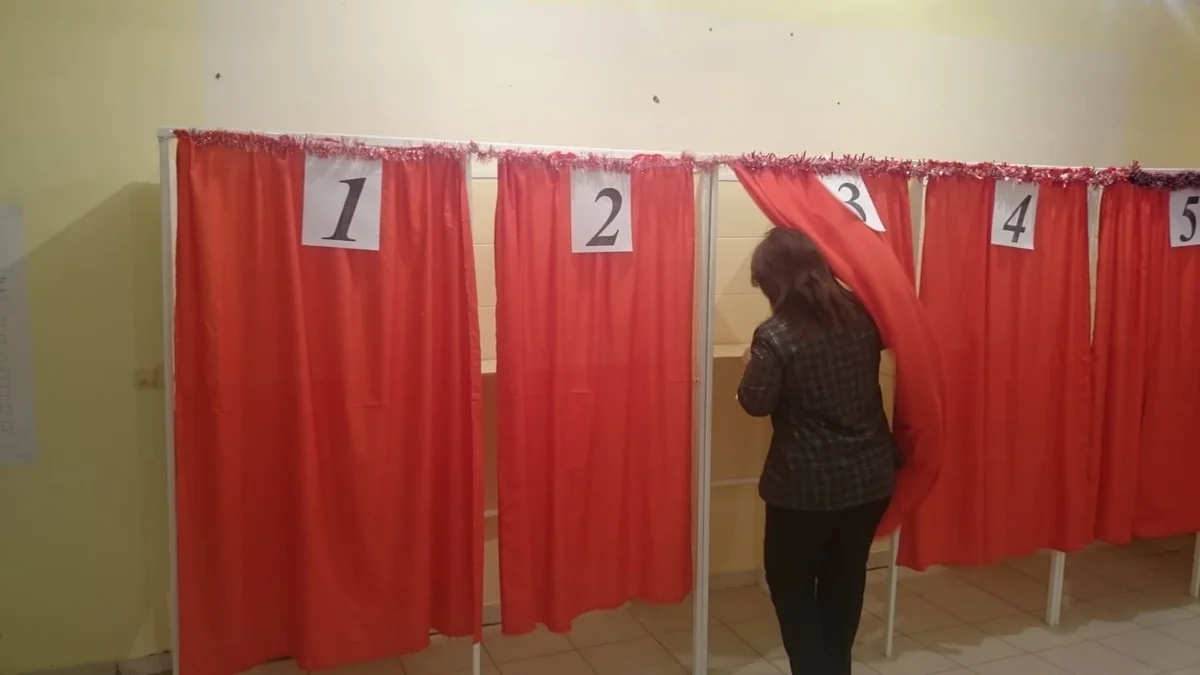 45 saylı Abşeron seçki dairəsinin 24 saylı məntəqəsində səsvermə davam edir