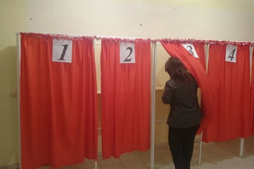 45 saylı Abşeron seçki dairəsinin 24 saylı məntəqəsində səsvermə davam edir