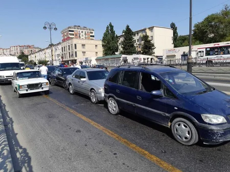 В Баку пешеход-нарушитель спровоцировал столкновение 4-х автомобилей