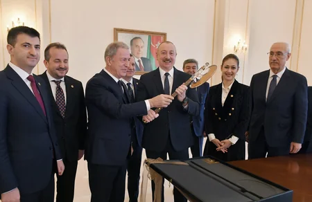 Президент Ильхам Алиев принял Хулуси Акара
