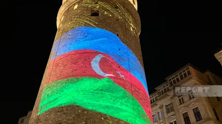 İstanbuldakı Qalata qülləsi Azərbaycan bayrağının rənglərinə boyanıb