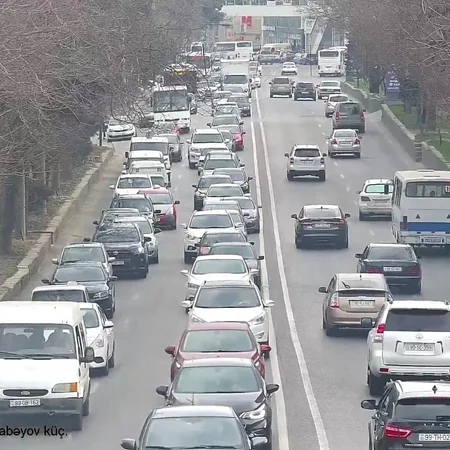 Bakının bir sıra yollarında nəqliyyatın hərəkətində tıxac müşahidə olunur