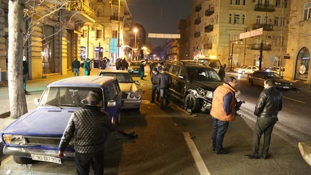 Bakıda sərxoş sürücü qəza törədib, sərnişin avtomobilin pəncərəsindən yerə düşüb - FOTO - VİDEO - YENİLƏNİB