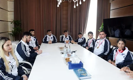 Fərid Qayıbov beynəlxalq yarışda qızıl medal qazanan paralimpiyaçıları qəbul edib