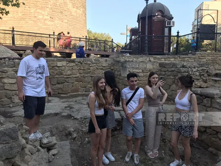 Ukraynalı məktəblilər İçərişəhəri gəziblər