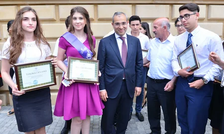 Təhsil naziri təhsildə fərqlənən məzunlarla görüşüb