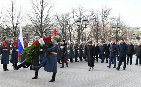 Birinci vitse-prezident Mehriban Əliyeva Moskvada naməlum əsgərin məzarını ziyarət edib