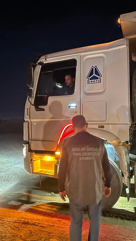 Bakıda gecə qanunsuz torpaq, qum və qarışıq süxur daşıyan avtomobillər müəyyən olunub