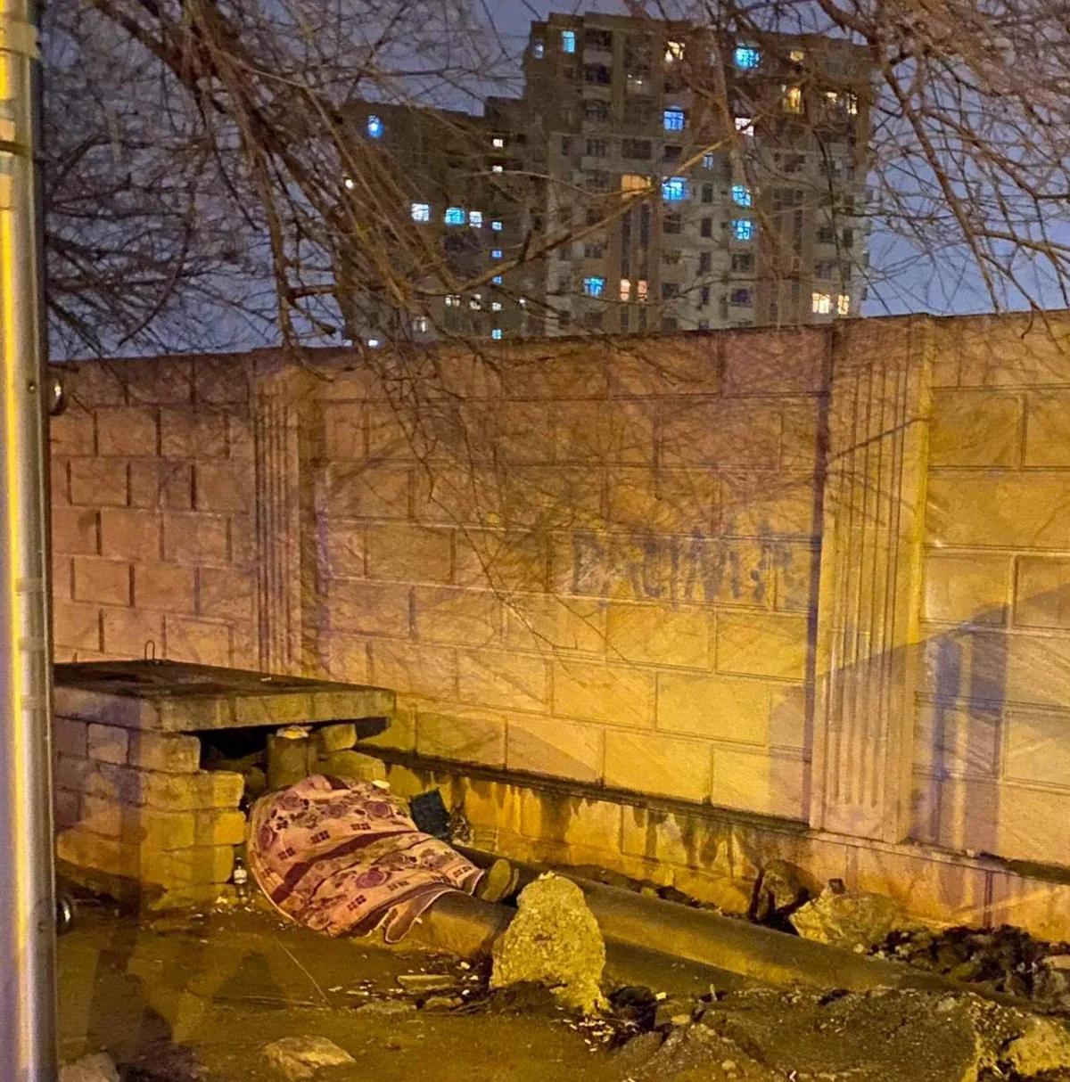 Ночевавшего на улице мужчину разместили в приюте