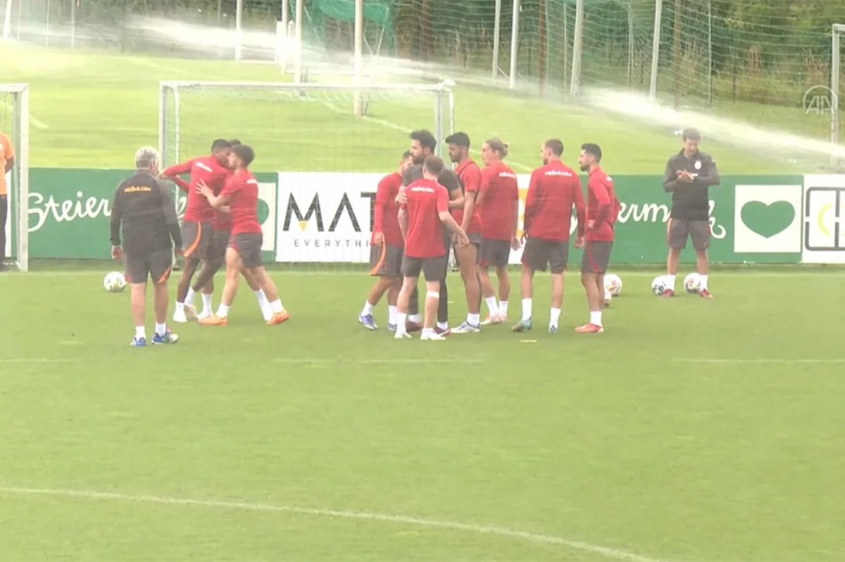 Qalatasarayın məşqində futbolçular arasında gərginlik olub
