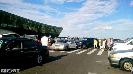 Беспорядочная парковка такси в бакинском аэропорту создает пробки - ФОТОРЕПОРТАЖ