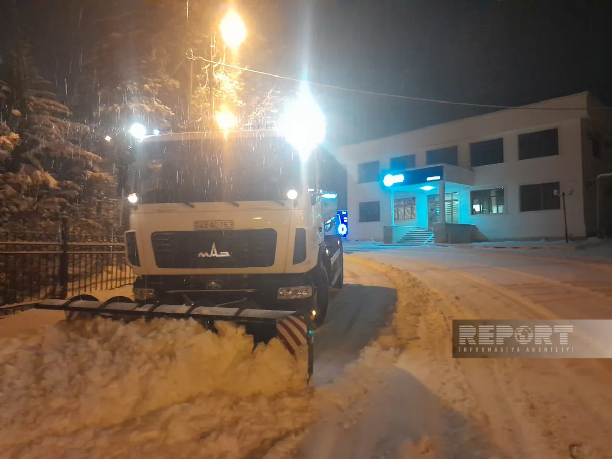 В Огузе сильный снегопад, дороги покрылись льдом